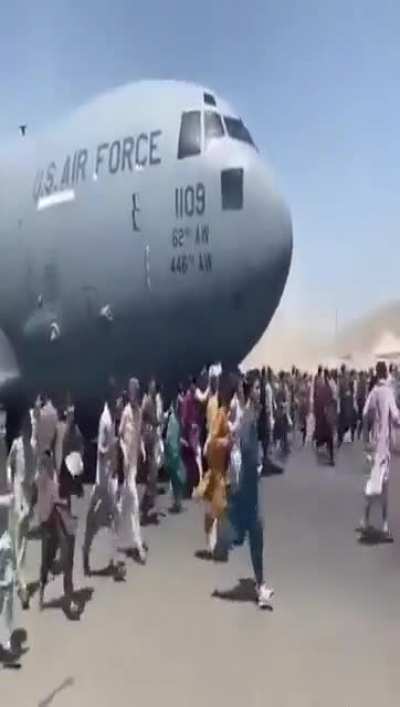 More footage of Afghanis chasing after the C-17