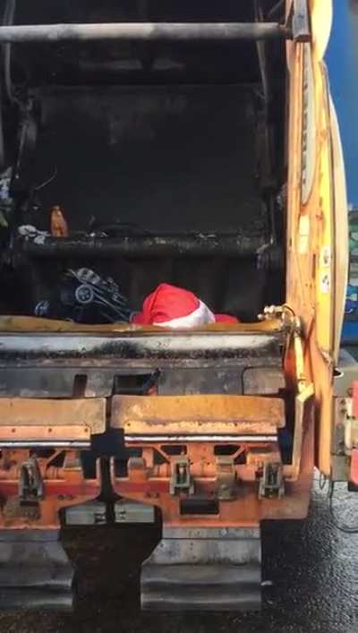 SaNtA CrUsHeD & DecApiTaTeD In BrUtAL PubLiC EXecUtiOn