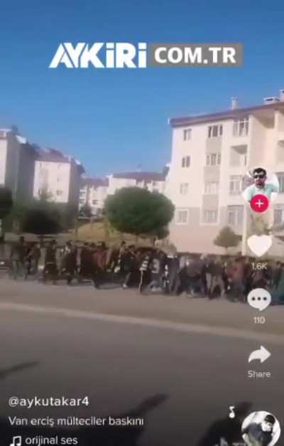 talibandan kaçan afgan mücahitler vana giriş yapıyor günde 1000 kişinin giriş yaptığı tahmin ediliyor bakın ilerde hiç iş bulamıycaz bu ibneler yüzünden iş verenler bu ibneleri ucuz ucuz çalış<wbr>tırca<wbr>klar