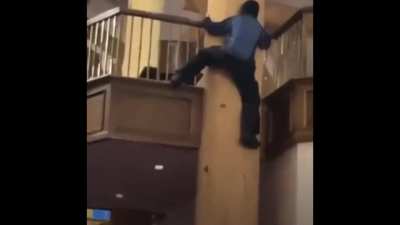 bruce dipping out of yachty crib when he hear his girl coming🏃🏾‍♂️