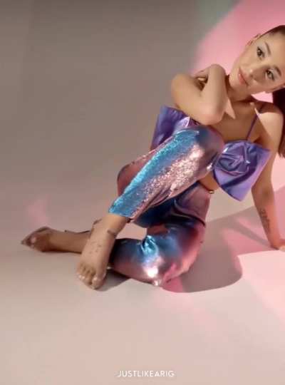 I am in love with Ariana’s beautiful feet 😍🥵💦