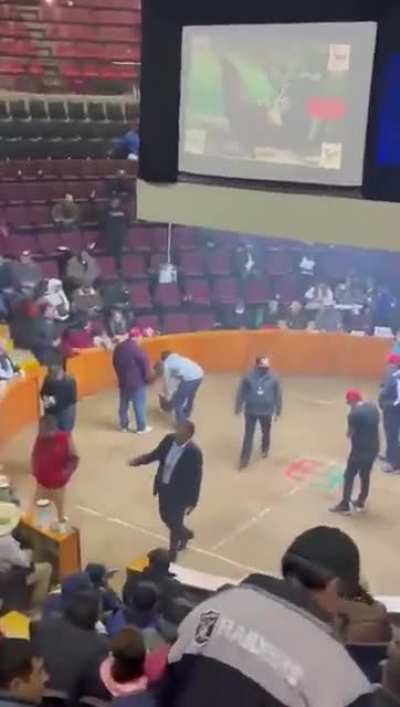 Estalla granada en una pelea de gallos