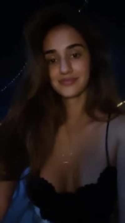 Disha patani deep cleavage 😍