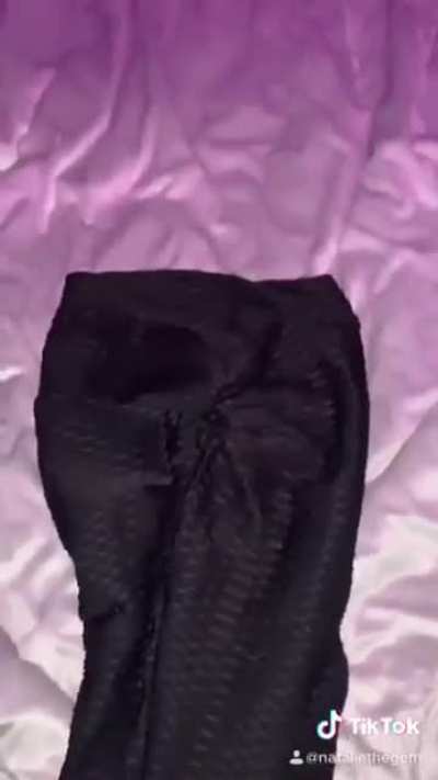 trying on those Tik Tok leggings