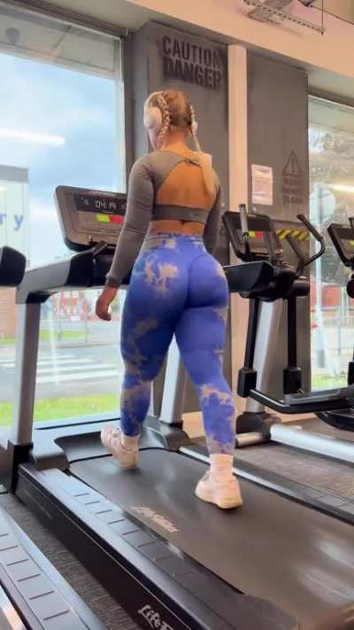 Do I look cute doing cardio?