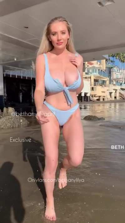 She got a perfect body....just love her🥵 more given below