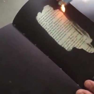 Это издание 451 градусов по Фаренгейту Рэя Брэдберри. Текст проявляется только после нагрева страницы.