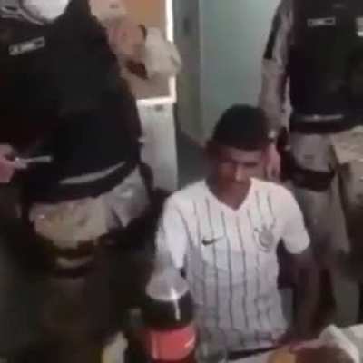 Polícia prendeu um ladrão e quando foi ver, era bem o dia do aniversário de 18 anos do vagabundo. Os policiais, muito simpáticos, resolveram fazer uma festa para o cara ter para sempre memórias desse dia 🥳