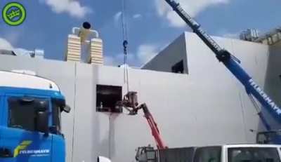 Unsuccessful attempt to transport a forklift