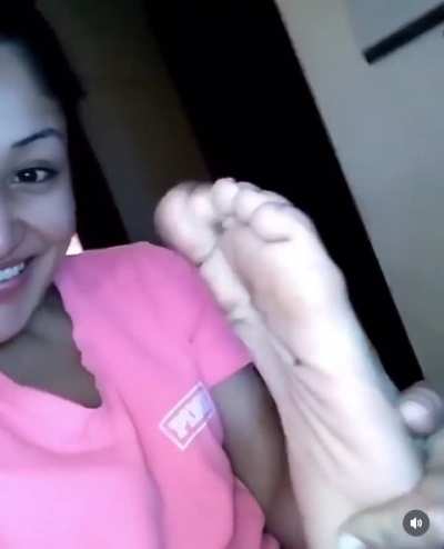 Latina (Hell<wbr>okimm<wbr>iesfe<wbr>et) smells her stinky feet.