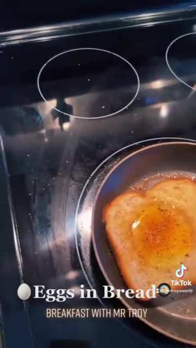 Relaxing Cooking Show (Eggs in Bread)