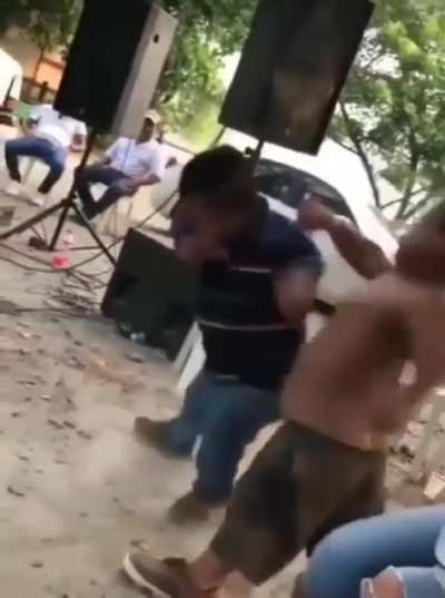 A prova de q qualquer luta fica melhor com um Linkin Park tocando de fundo: