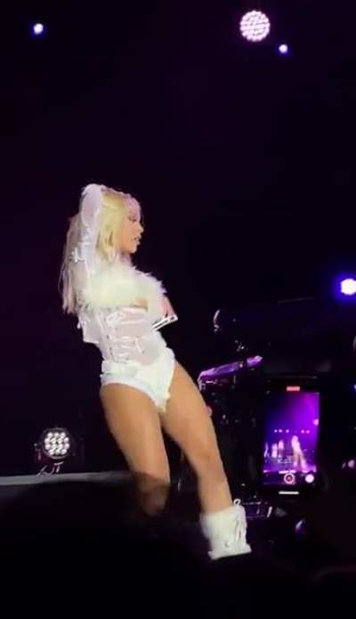 Doja Cat performing Addiction in the bahamas last night!