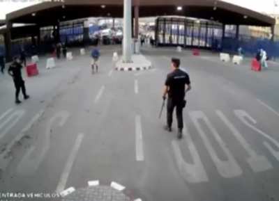 How spanish officers arrest man with a knife