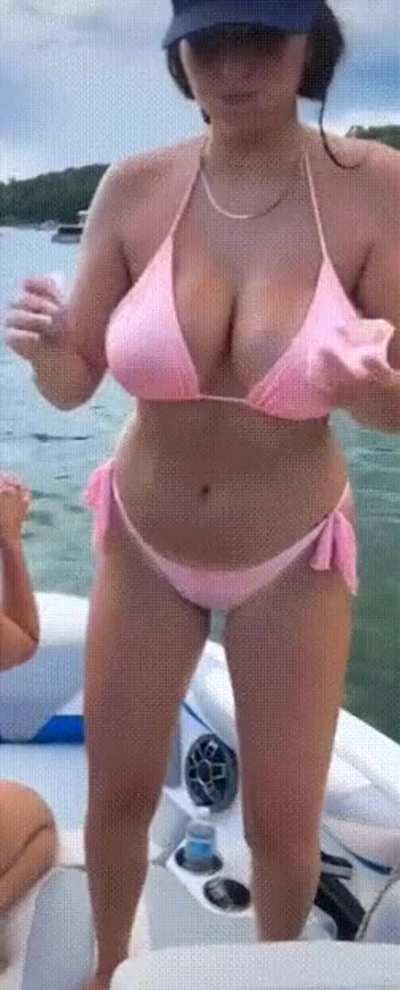 Big rack hottie (@its<wbr>abbey<wbr>wilso<wbr>n)