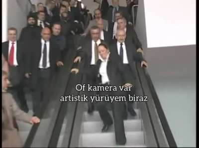 Bay kemal yanlış merdivende yürürken