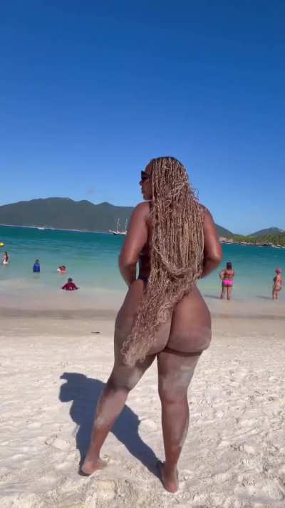 I never get tired of looking at Thickbaddiee
