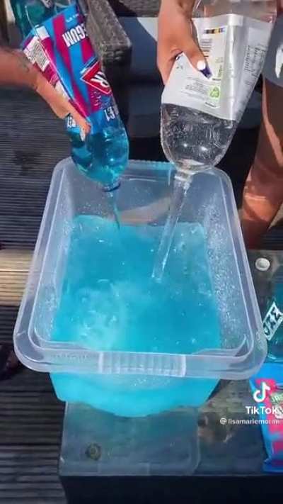 Tub cocktail: Scottish girls drinking
