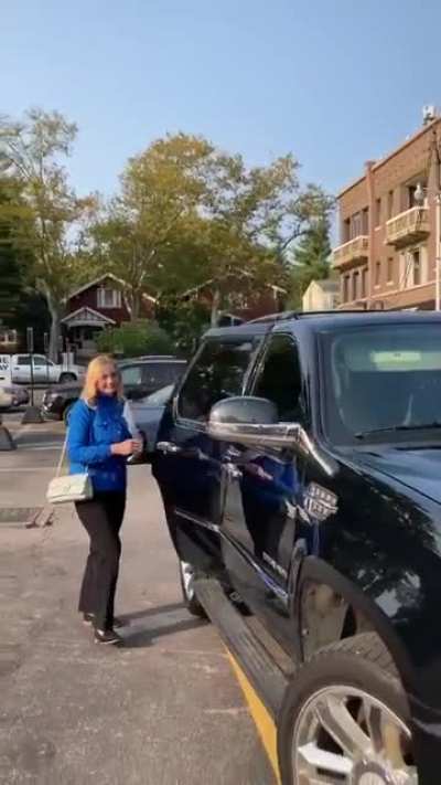 Woman comes across the McCloskey's (The St Louis couple who pointed their guns at BLM protesters in their neighborhood)