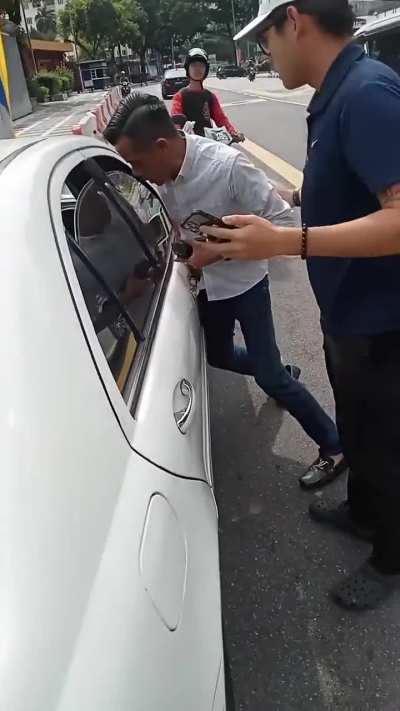 Pemandu Kereta Putih Terhoyong Hayang di Siang Hari Masih Mahu Memandu