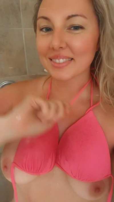 I heard that shower scenes are encouraged here on Wednesdays? 💋