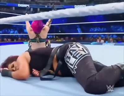 Bayley 🍑 jiggle