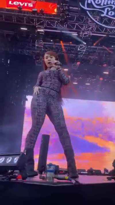 ICE SPICE Dances For Fans At Rolling Loud 😳 #shorts #icespice #hiphop