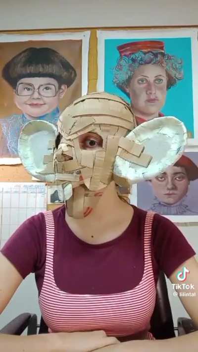 Artista argentina creando máscaras y esculturas a partir de papel, cajas de cartón y cartapesta