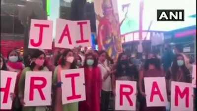 #WATCH USA: A large group of people, including the Indian diaspora, gathered near the digital billboard of #RamMandir in New York’s Times Square on 5th August to celebrate the foundation laying ceremony of the temple. The crowd also sang 'bhajans' and cha