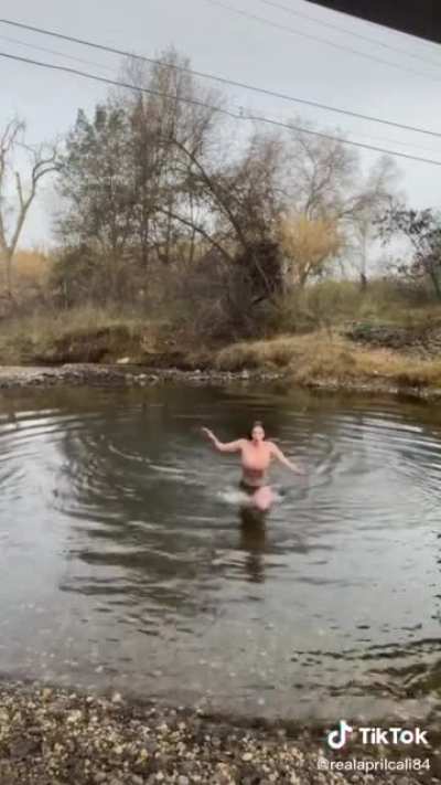 👀 Polar bear plunge 👀