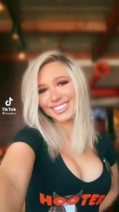 Hooters thot