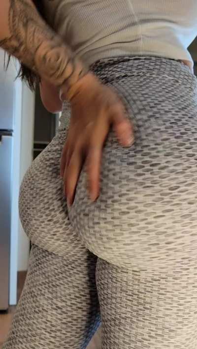 Some super jiggle for your Saturday!