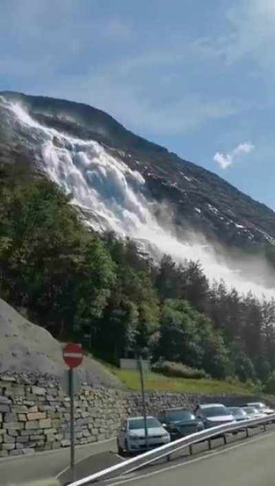 Водопад Лангфоссен, перепад высот 600 метров (Акрафьорд, Норвегия)