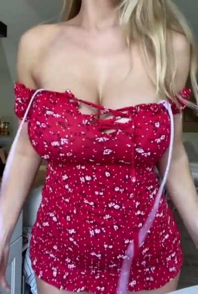 Slim with huge tits! 💕
