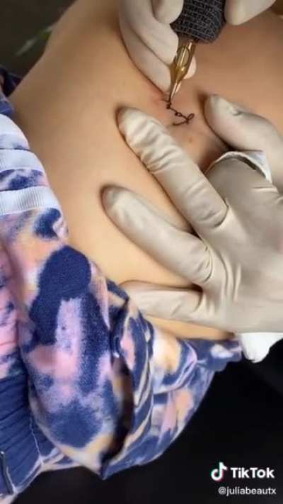 Julia bekommt neue Tattoos an Knöchel und HÜFTE ... TikTok vom 27.06.2020