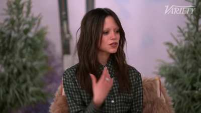 Jenna talking about „The Gallerist“ and her character Kiki