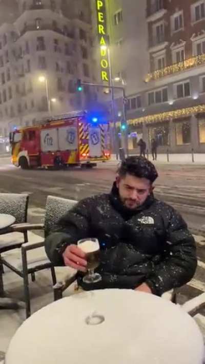 Ningún temporal le quitará a un madrileño su cerveza.