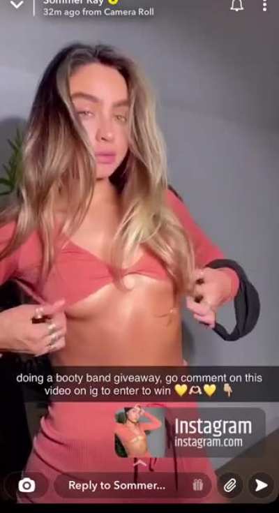 Those small tits jiggling 😍😍