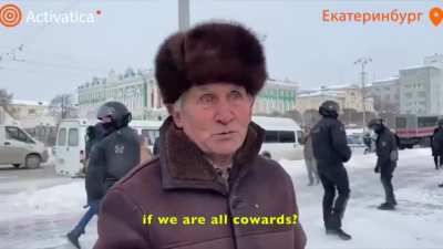Elderly Russian surrounded by riot police in Yekaterinburg urges bystanders to protest