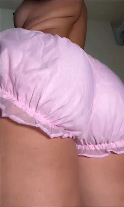 A nice fart for you and another one for your cock 😈😈😈