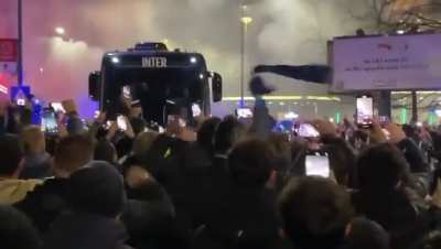 [Simone Togna] Fireworks at the arrival of Inter at San Siro.