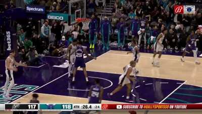 [Highlight] LaMelo with the clutch circus layup to put the Hornets up 3 on the Wemby-less Spurs