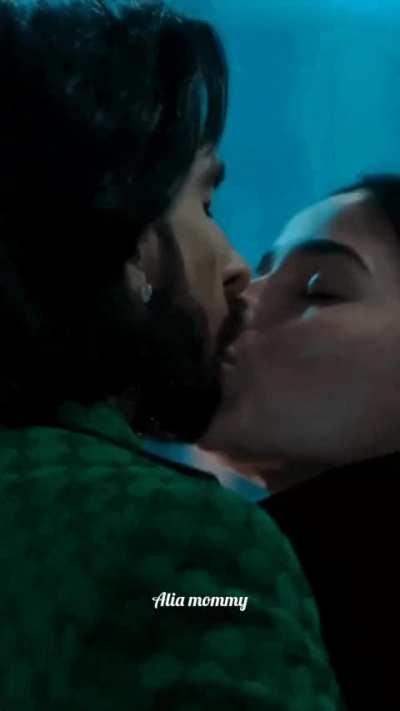 Alia bhatt hot kissing scene 🥵...e<wbr>veryo<wbr>ne join alia bhatt page..link in my comment box 👇👇👇👇