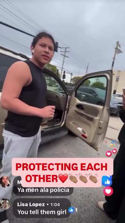 A streamer with traffic law savvy confronted and sent away federal agents harassing a Latino youth in Illinois.