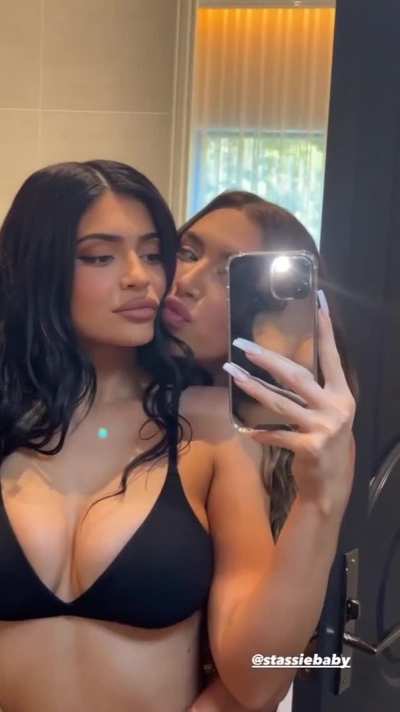 KYLIE JENNE<wbr>R...I<wbr>NTRES<wbr>TING VIDEO..LINK BELOW<wbr>💦🥵🥵🙏