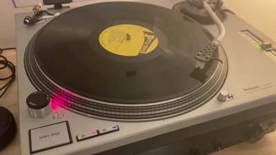 Reggae record labels often have poor quality control. But this recent Record Store Day release from Studio One really takes the cake. There’s a Windows notification sound on the second track! 🤦‍♂️ I got up early and waited in line for this?