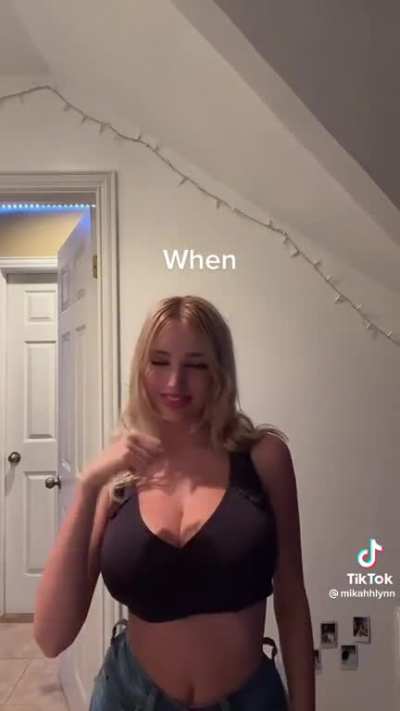 busty 😍
