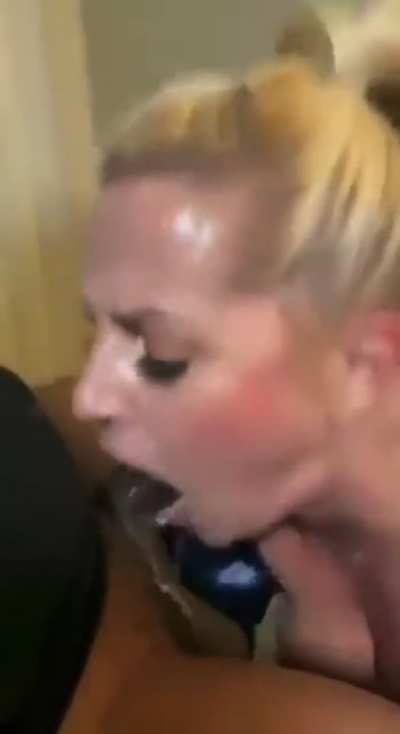 This PAWG knows how to give good neck