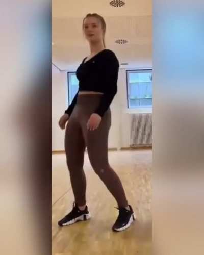 Julia Beautx schwingt die Hüften in Leggings… vom let’s dance Instagram account