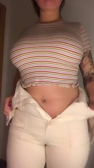 just about squeezed these thighs into my jumpsuit, come and help me take it off please (CONTENT IN THE COMME<wbr>NTS👇🔥 )